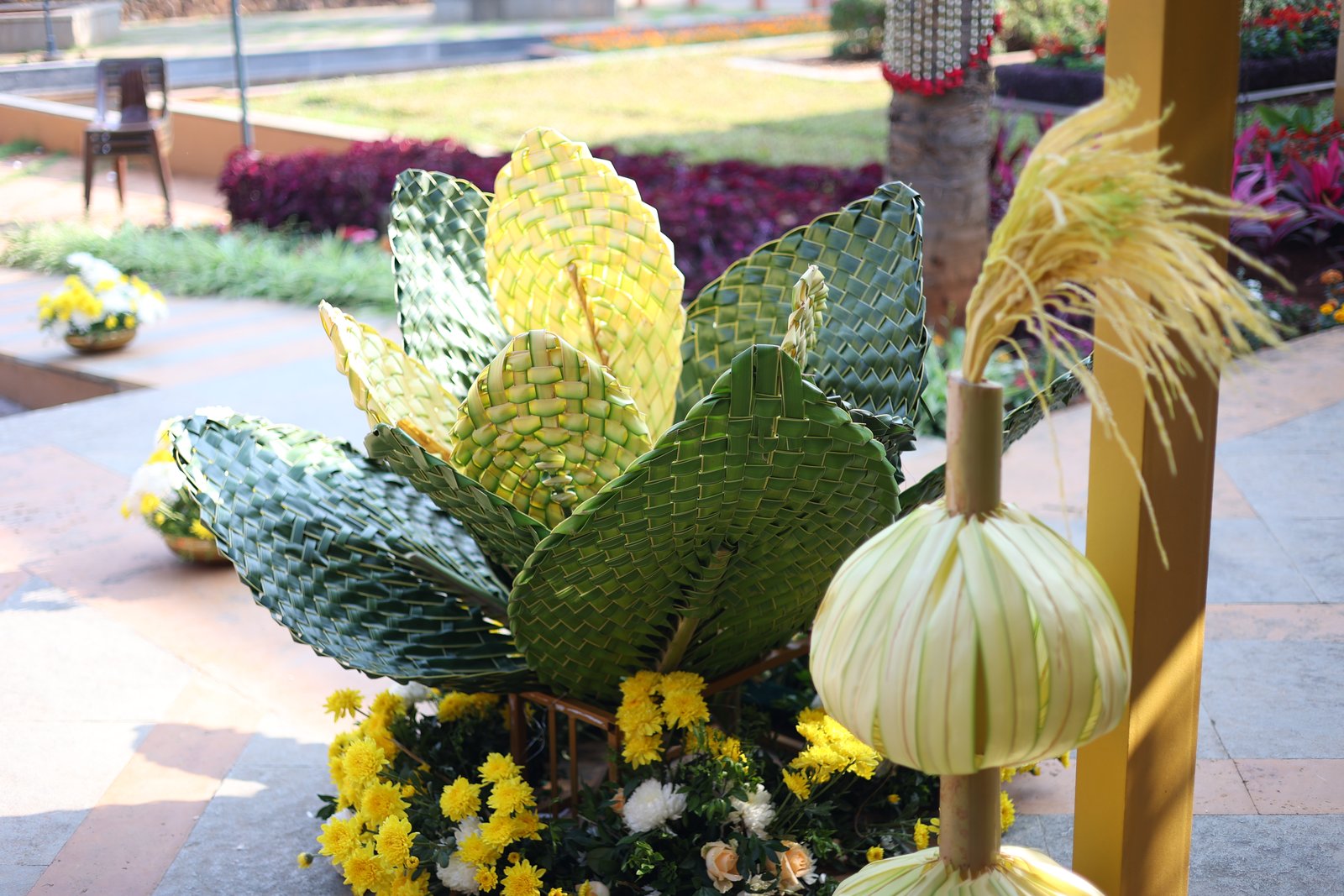 Fruit & leaf detailing